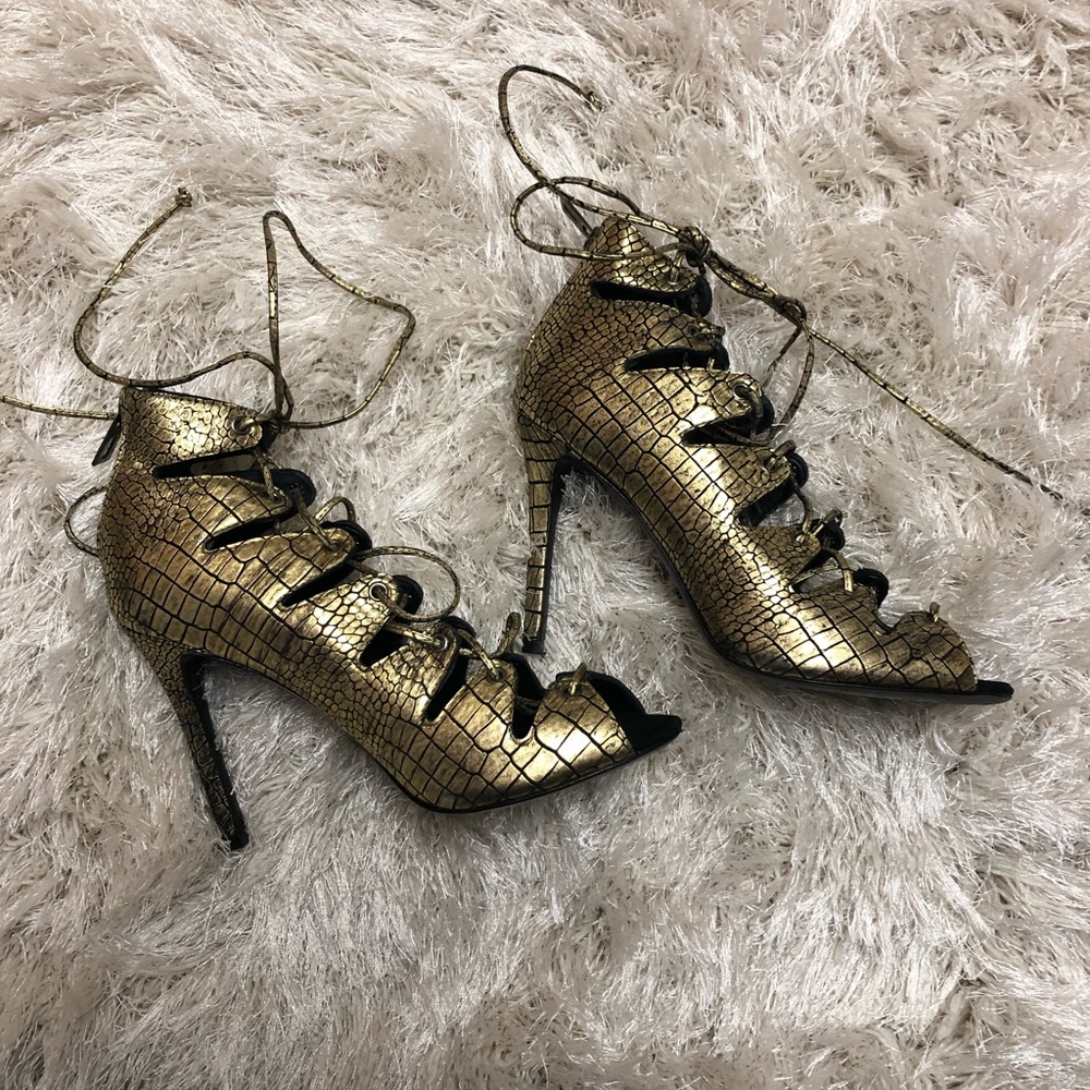 *NEVER WORN* lace up open toe SCHUTZ heels!